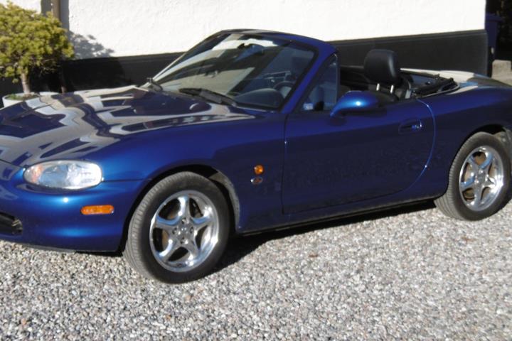 Blå Mazda MX-5 fra 1999