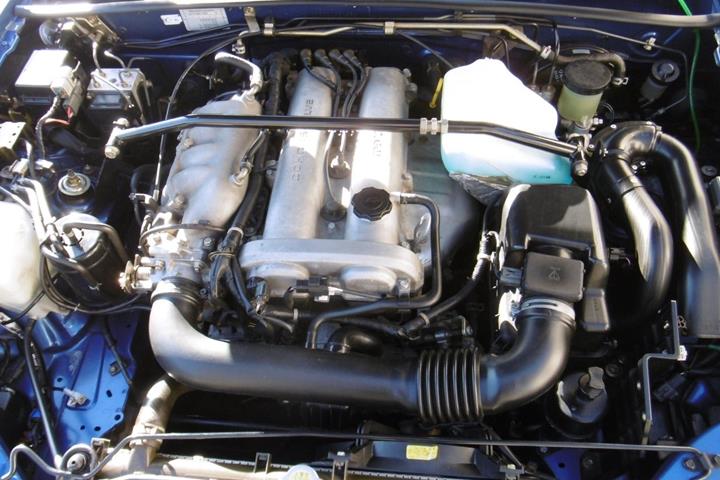 Blå Mazda MX-5 fra 1999