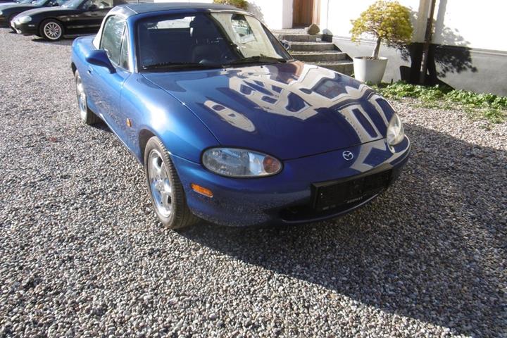 Blå Mazda MX-5 fra 1999