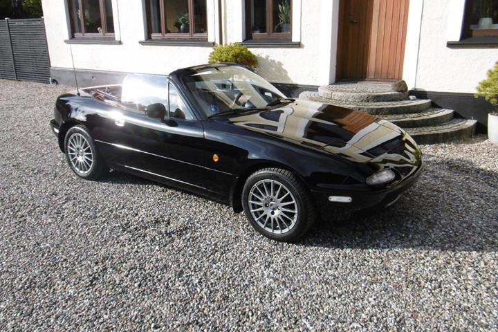 Brun Mazda MX-5 fra 1992 set udefra