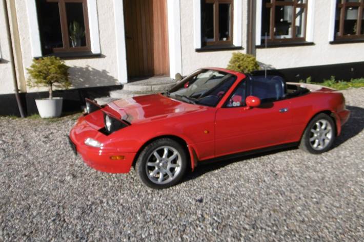 Rød Mazda MX-5 fra 1990
