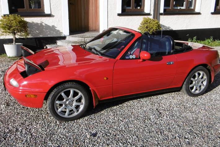 Rød Mazda MX-5 fra 1990