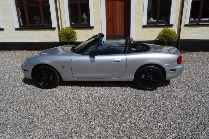 Sølv Mazda MX-5 fra 1998
