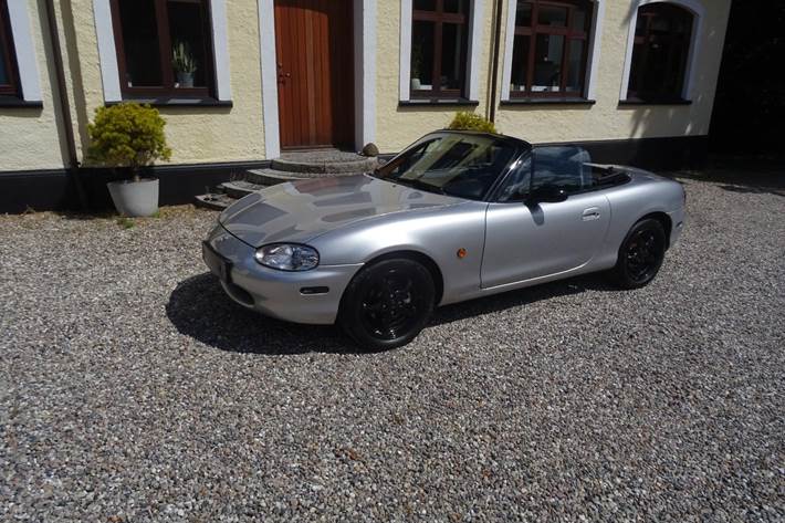 Sølv Mazda MX-5 fra 1998
