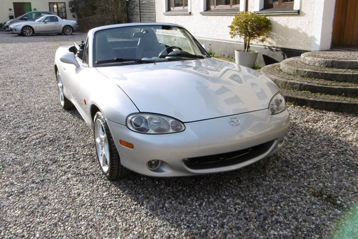 Sølv Mazda MX-5 fra 2001