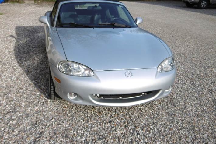 Sølv Mazda MX-5 fra 2001