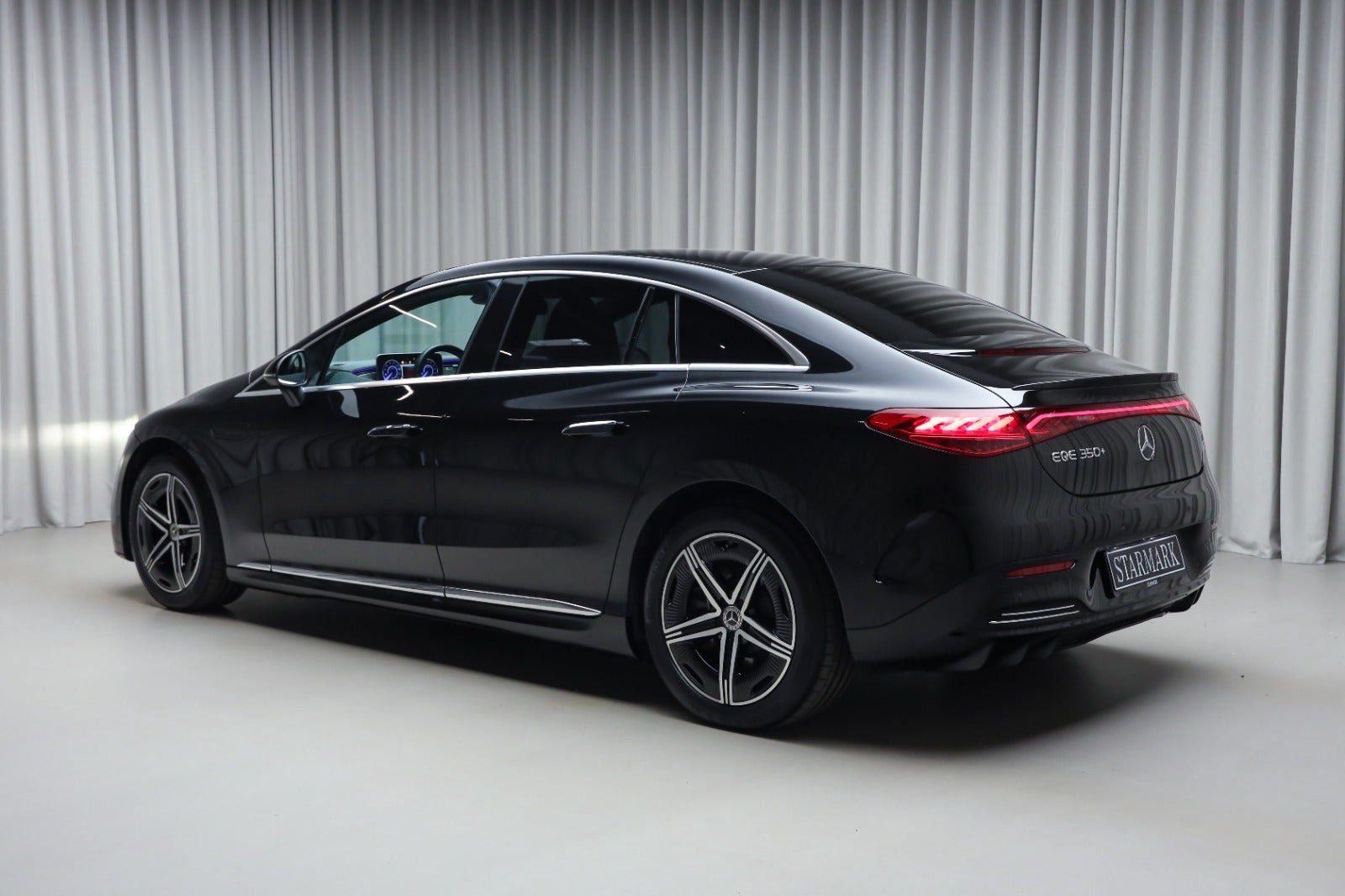 Sort Mercedes EQE350+ fra 2025