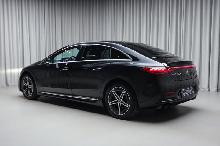 Sort Mercedes EQE350+ fra 2025