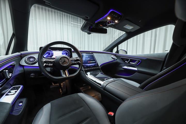 Sort Mercedes EQE350+ fra 2025