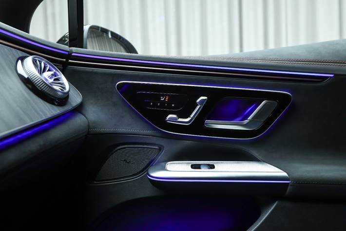 Sort Mercedes EQE350+ fra 2025