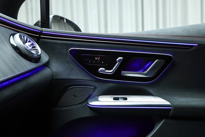 Sort Mercedes EQE350+ fra 2025