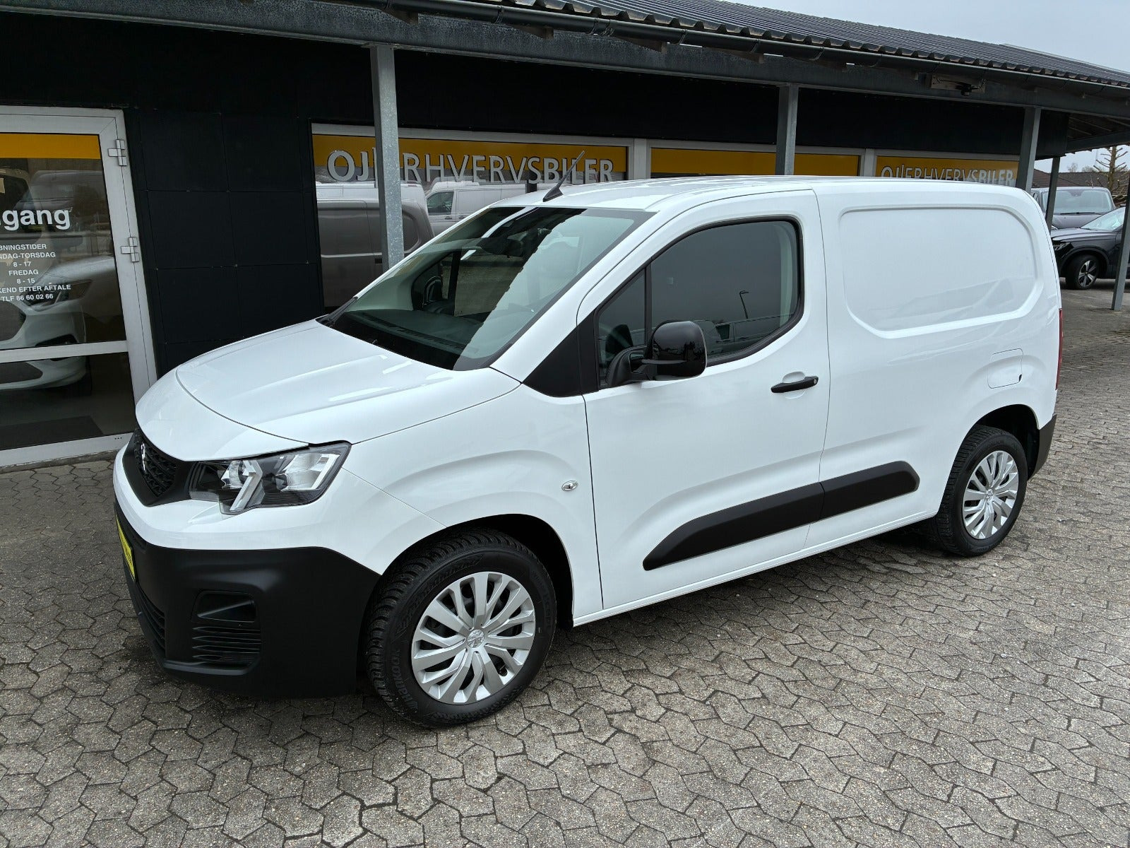 Hvid Peugeot Partner fra 2022