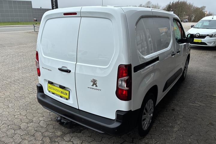 Hvid Peugeot Partner fra 2022