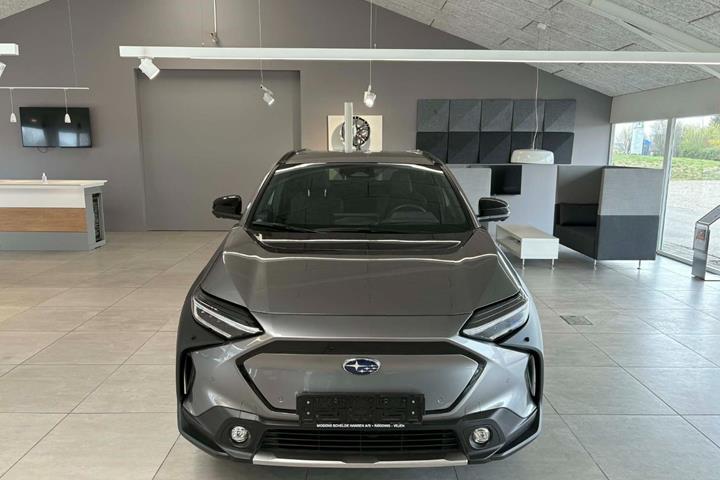 Grå Subaru Solterra fra 2024 set udefra