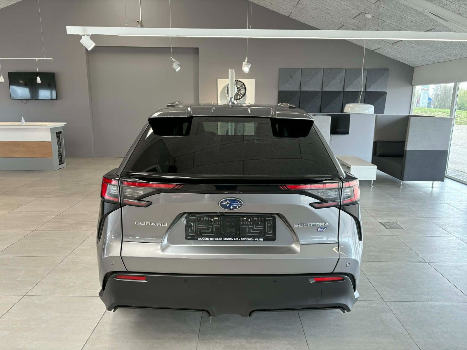 Grå Subaru Solterra fra 2024 set udefra