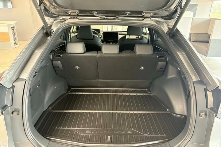 Grå Subaru Solterra fra 2024 set indefra