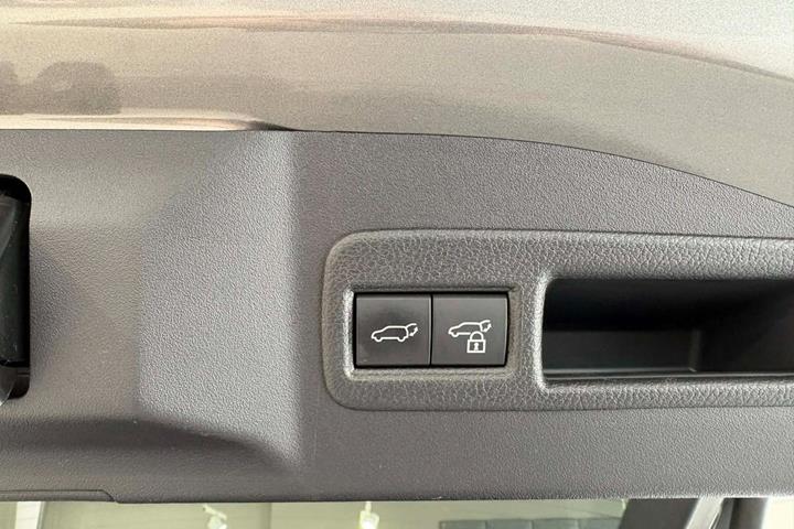 Grå Subaru Solterra fra 2024 set indefra