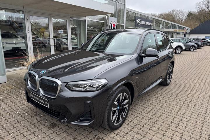 Sort BMW iX3 fra 2024 set udefra