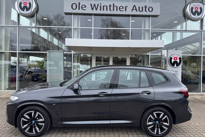 Sort BMW iX3 fra 2024