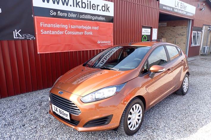 Bronze Ford Fiesta fra 2014 set udefra