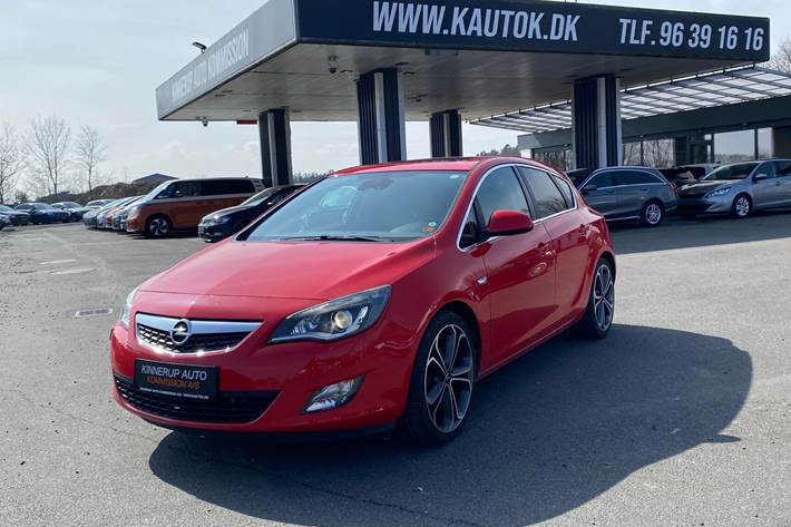 Rød Opel Astra fra 2010