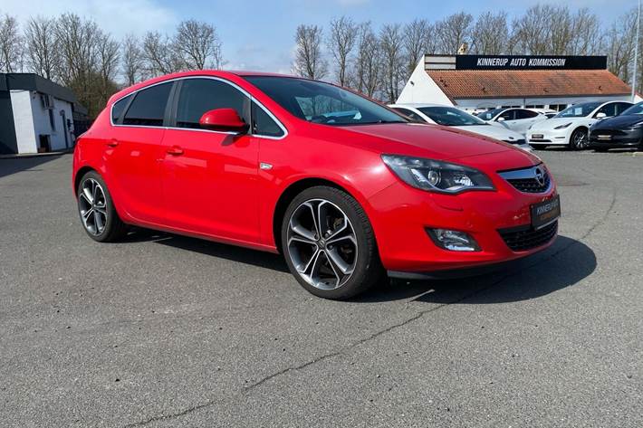 Rød Opel Astra fra 2010