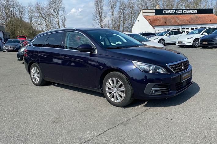 Blå Peugeot 308 fra 2018