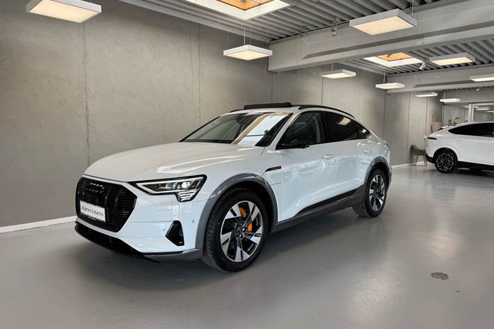 Hvid Audi e-tron fra 2022 set udefra