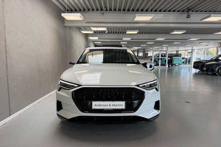 Hvid Audi e-tron fra 2022