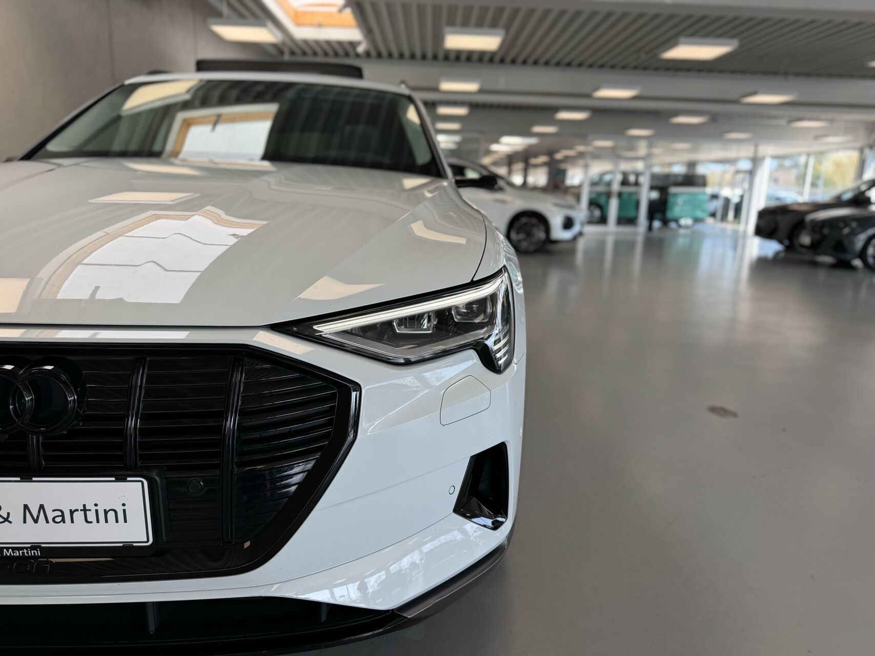 Hvid Audi e-tron fra 2022