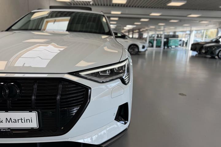 Hvid Audi e-tron fra 2022