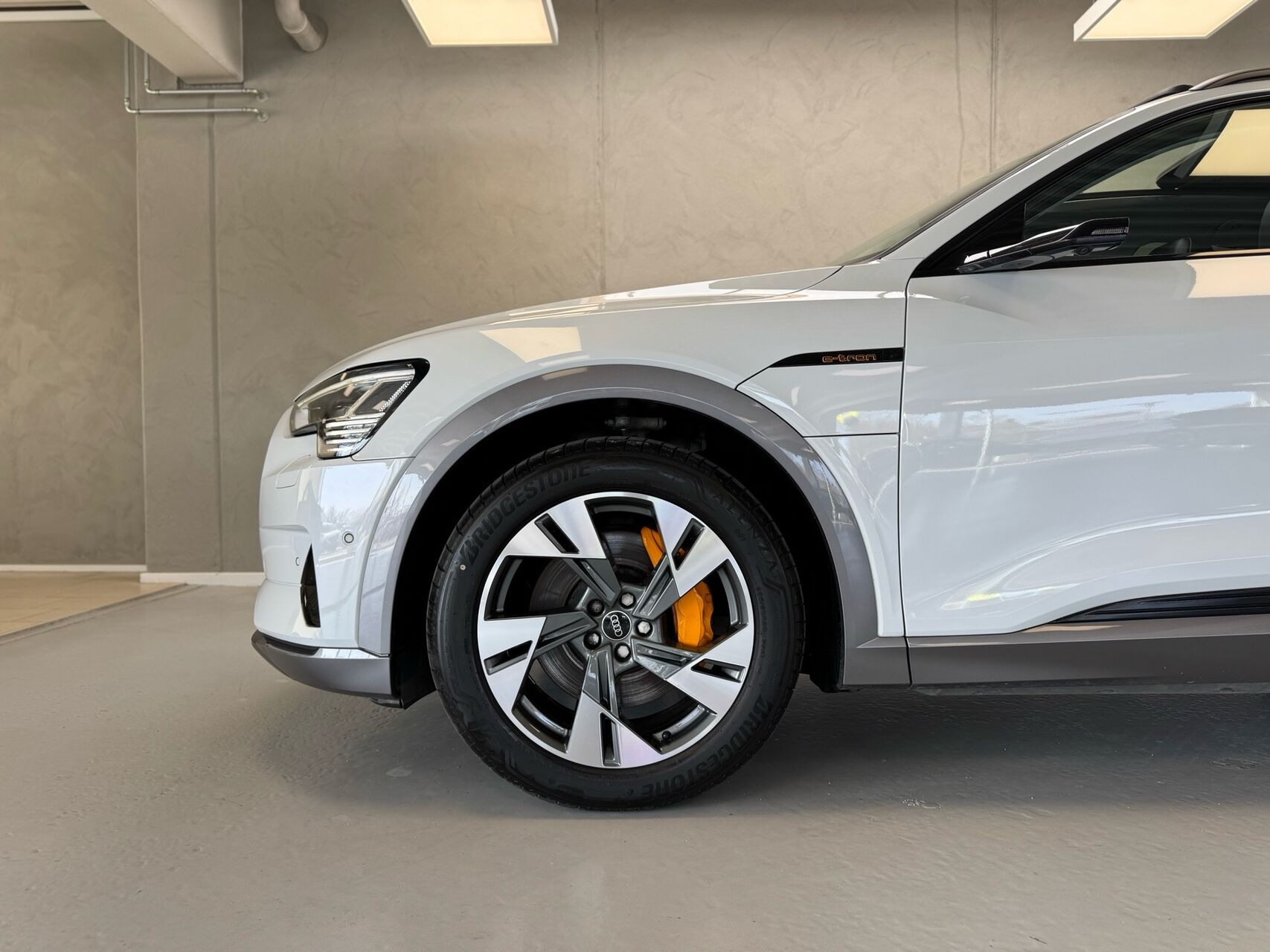 Hvid Audi e-tron fra 2022