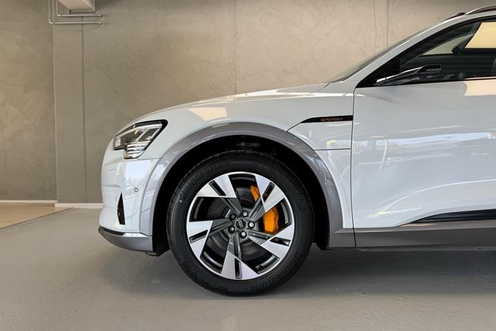 Hvid Audi e-tron fra 2022