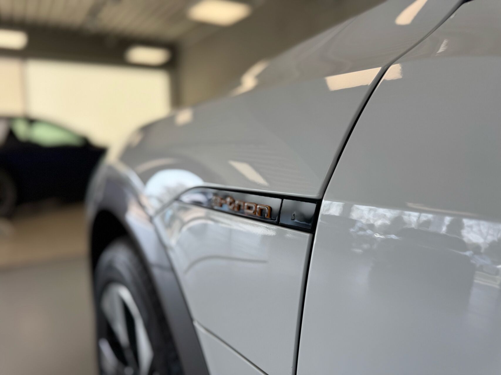 Hvid Audi e-tron fra 2022