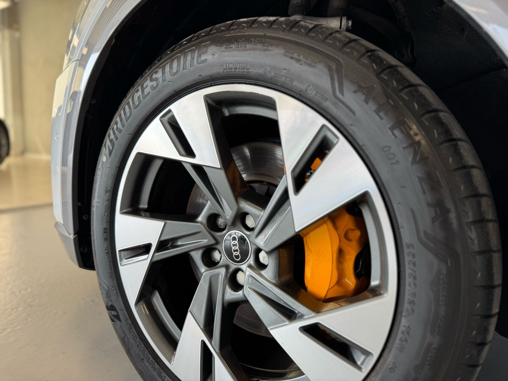 Hvid Audi e-tron fra 2022