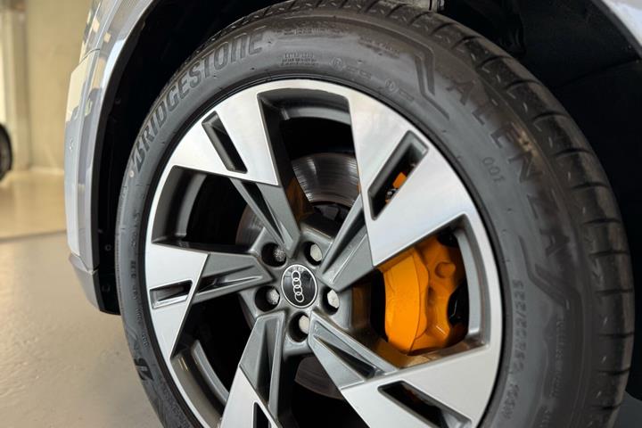 Hvid Audi e-tron fra 2022