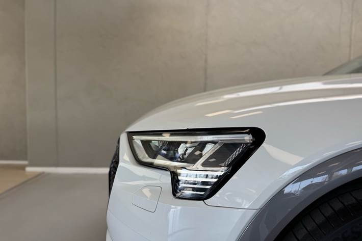 Hvid Audi e-tron fra 2022