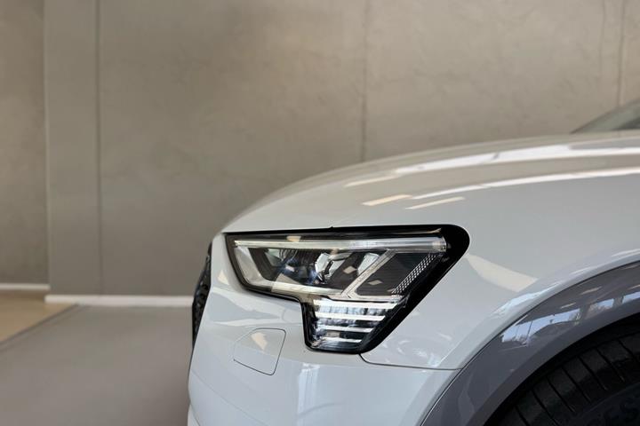 Hvid Audi e-tron fra 2022