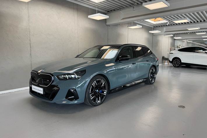 Grøn BMW i5 fra 2024 set udefra