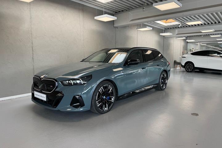 Grøn BMW i5 fra 2024 set udefra