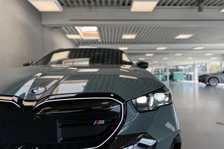 Grøn BMW i5 fra 2024