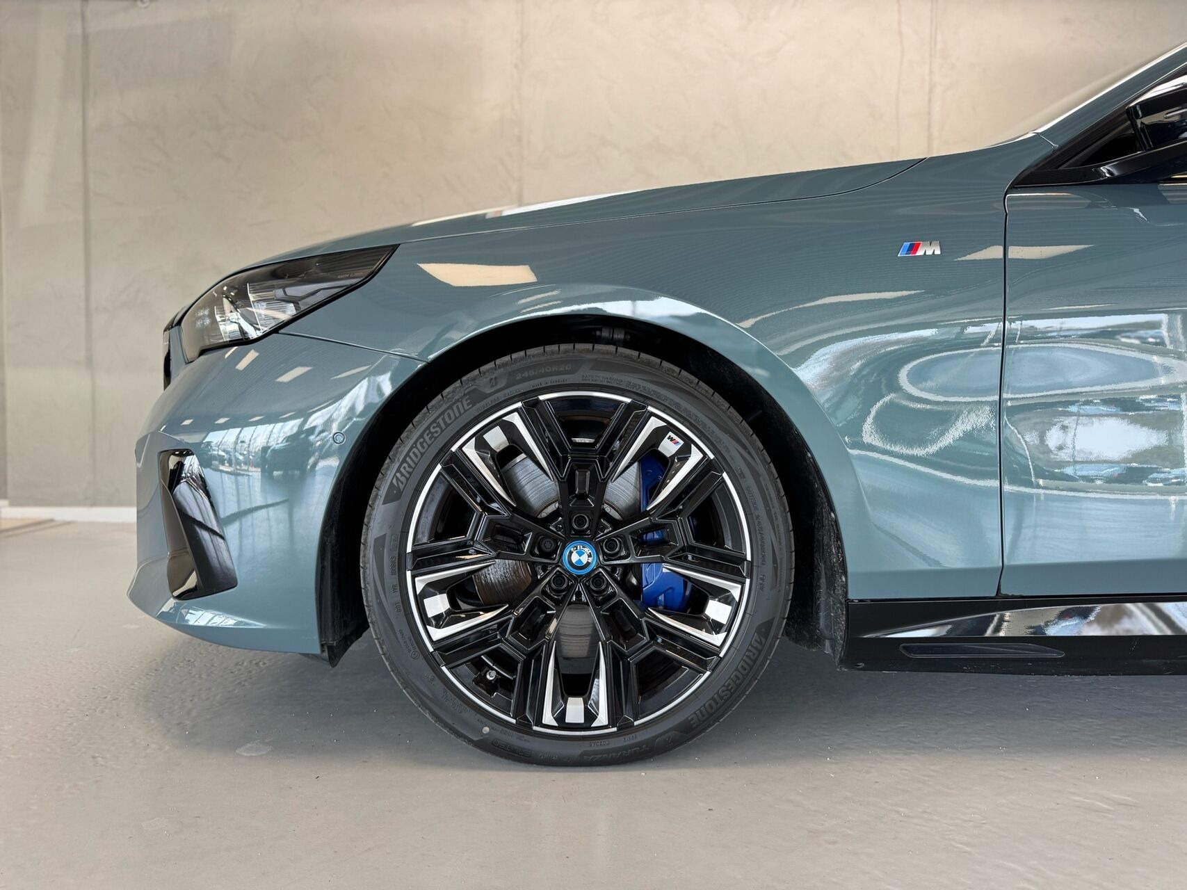 Grøn BMW i5 fra 2024