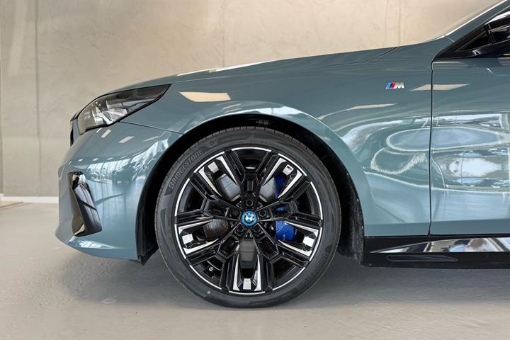 Grøn BMW i5 fra 2024