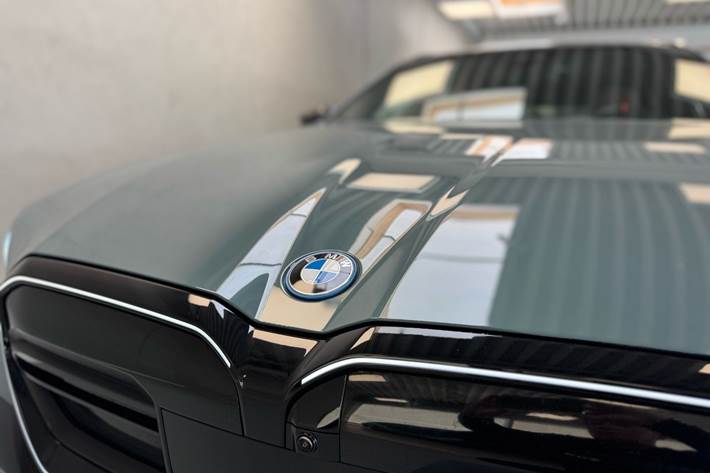 Grøn BMW i5 fra 2024