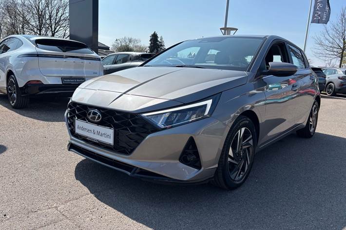 Grå Hyundai i20 fra 2021