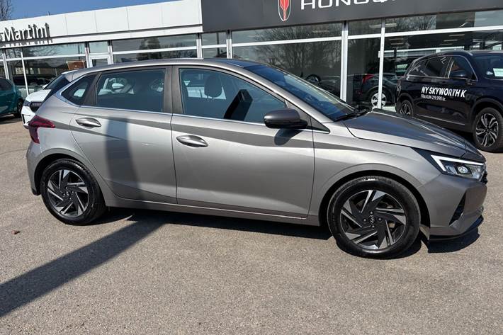 Grå Hyundai i20 fra 2021