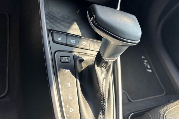 Grå Hyundai i20 fra 2021