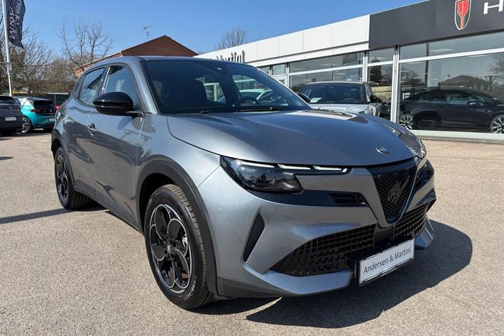 Grå Alfa Romeo Junior fra 2025
