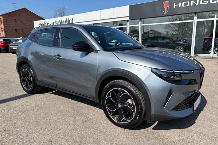 Grå Alfa Romeo Junior fra 2025