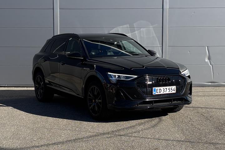 Sort Audi e-tron fra 2023 set udefra